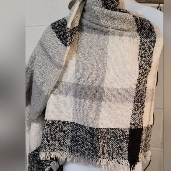 NWT Quagga Blanket Wrap in White/Grey/Black - Picture 2 of 8